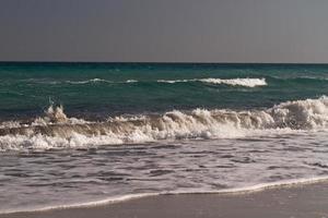 vagues de la mer sur la mer méditerranée photo