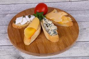 bruschetta aux divers fromages photo