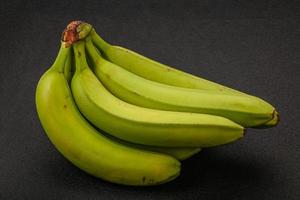 tas de bananes vertes douces et savoureuses photo
