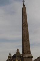 monument à piazza del popolo, rome, italie. photo