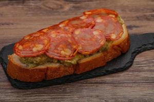 sandwich au chorizo et avocat photo