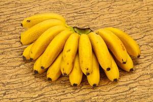 mini tas de bananes sucrées mûres photo