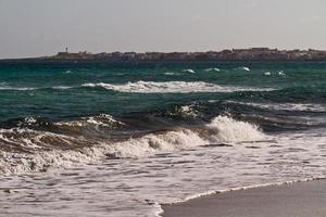 vagues de la mer sur la mer méditerranée photo