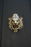 heurtoir de porte de lion photo