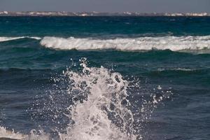 vagues de la mer sur la mer méditerranée photo