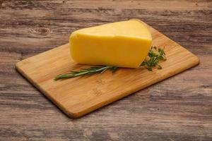 morceau de fromage à pâte dure servi au romarin photo