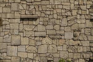 le cimetière remuh de cracovie, en pologne, est un cimetière juif créé en 1535. il est situé à côté de la synagogue remuh photo