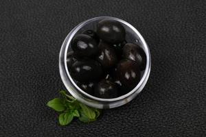 olives noires dans le bol photo