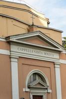 grande église au centre de rome, italie. photo