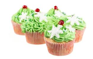 Cupcake vert crémeux isolé en studio photo
