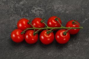 tomates mûres sur la branche photo