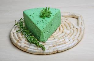 fromage pesto vert et feuilles de basilic photo