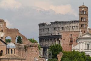 ruines de construction et colonnes antiques à rome, italie photo