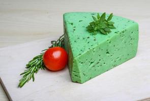 fromage pesto vert et feuilles de basilic photo