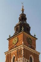 Tour de l'hôtel de ville sur la place principale de Cracovie photo