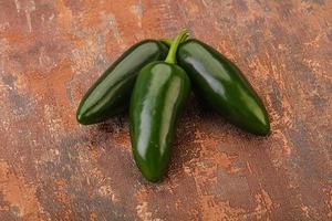 tas de piment jalapeno cru vert photo