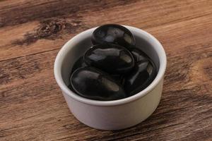 olives noires marinées dans le bol photo