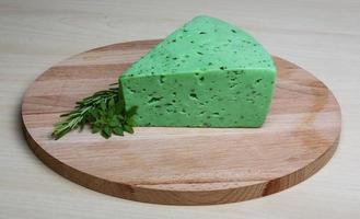 fromage pesto vert et feuilles de basilic photo