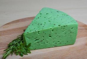 fromage pesto vert et feuilles de basilic photo