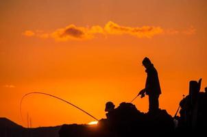 silhouette de canne à pêche pêcheur photo