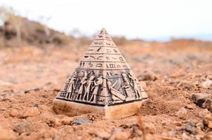modèle de pyramide égyptienne miniature photo
