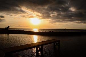 lever de soleil sur la jetée photo