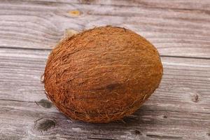 Noix de coco tropicale brune sur fond photo