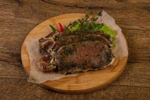 steak de porc cru mariné photo