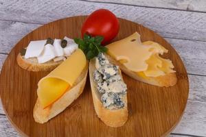 bruschetta aux divers fromages photo