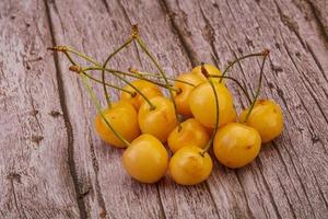 tas de cerises jaunes mûres douces photo