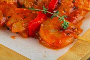 brochette de crevettes crues photo