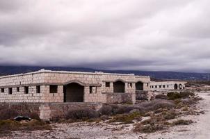 bâtiments abandonnés d'une base militaire photo
