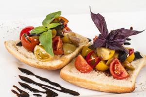 tomates juteuses sur du pain frais, pesto comme garniture photo