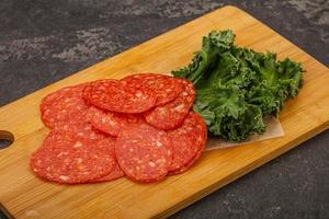 tranches de saucisse italienne au pepperoni spycy photo