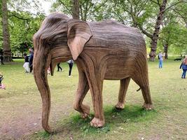 londres au royaume-uni en juillet 2021. vue sur quelques éléphants en bois dans un parc à londres photo