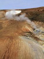 chaîne de montagnes accidentée et zones enneigées en islande photo