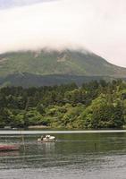 bateau sur le lac ashi à hakone, japon photo