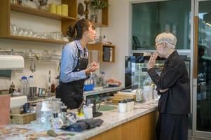 client en colère se plaignant de barista dans un café photo