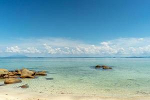 l'environnement de l'île de munnok, à l'est de l'île de thaïlande., très beau ciel ouvert, nuage, mer et plage. photo