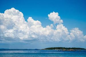 l'environnement de l'île de munnok, à l'est de l'île de thaïlande., très beau ciel ouvert, nuage, mer et plage. photo