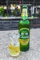 don mueang bangkok thaïlande 2018 verre de bouteille de bière thai chang avec des glaçons bangkok thaïlande. photo