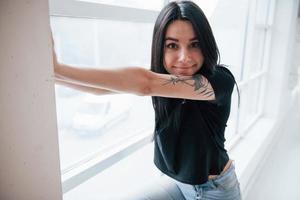 vue rapprochée. jeune femme brune adolescente a une séance photo en studio pendant la journée