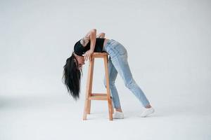 ambiance ludique. jeune femme brune adolescente a une séance photo en studio pendant la journée