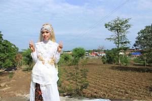 focus sélectif des femmes qui portent une robe de mariée typique de java, indonésie photo