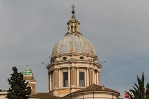 grande église au centre de rome, italie. photo