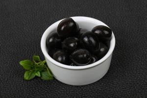 olives noires dans le bol photo