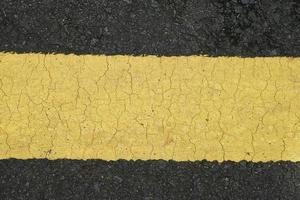 vieux fond de ligne jaune sur la route photo