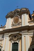 grande église au centre de rome, italie. photo