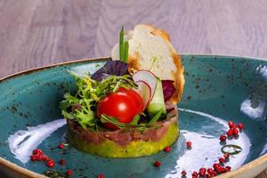 tartare au saumon et avocat photo