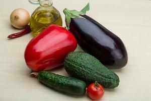 aubergine, concombre, avocat et poivron rouge photo